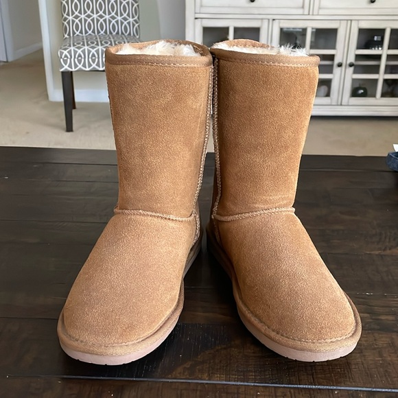 Minnetonka Shoes - Minnetonka  Women’s  Olympia Suede Boots.  Sheepskin Lining Easy Slip On.  NWOT